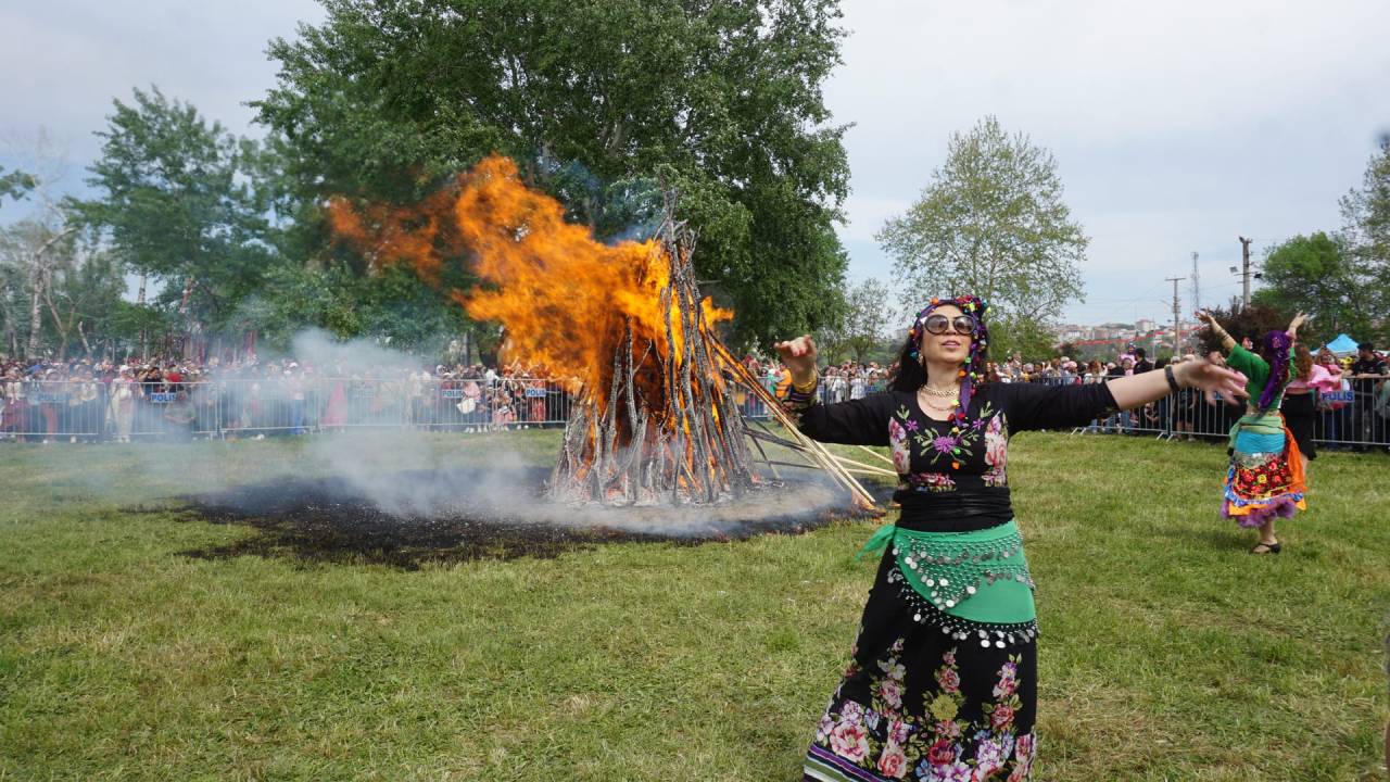 Balkanların ortak ruhu Edirne’de buluşuyor. Kakava ateşi neden yanır? Babafingo efsanesi nedir? Davul zurnadan Roma havasına, Sarayiçi’ndeki bu eşsiz festivalin hikayesine ortak olun.